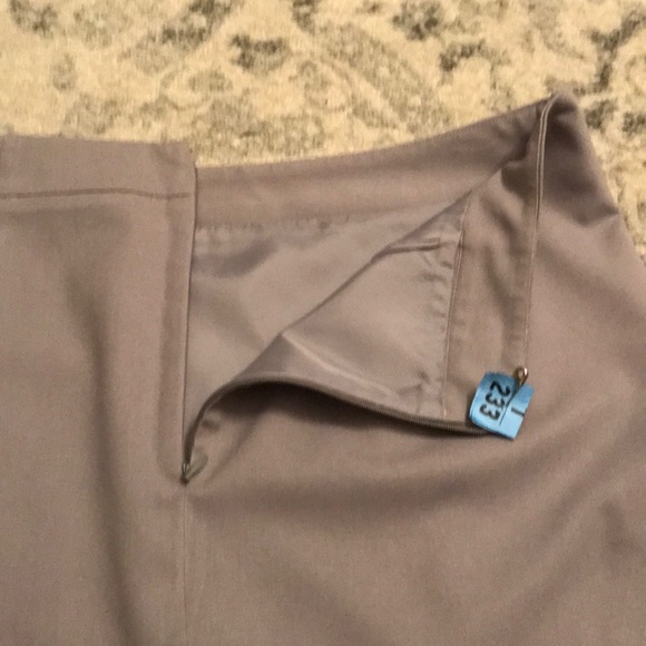 Ann Taylor Gray Skirt - Size 6! - Picture 7 of 8